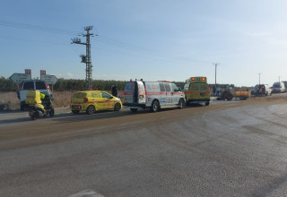 תאונת דרכים קשה בין טרקטור למשאית בכביש 98 (צילום: תיעוד מבצעי מד''א)