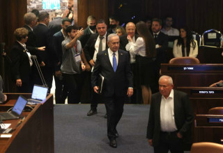 בנימין נתניהו נכנס לפתיחת מושב הכנסת ה-25 (צילום: מארק ישראל סלם)