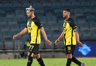 דור מיכה, עומר אצילי שחקני בית"ר ירושלים מאוכזבים (צילום: ברני ארדוב)