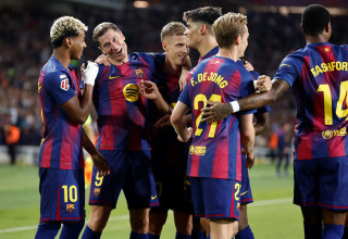 שחקני ברצלונה חוגגים עם רוברט לבנדובסקי (צילום: אימג'בנק  GettyImages, JOSEP LAGO/AFP)