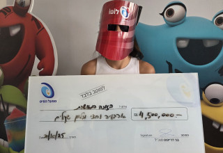 הזוכה ב-4.5 מיליון שקל בלוטו (צילום: מפעל הפיס)