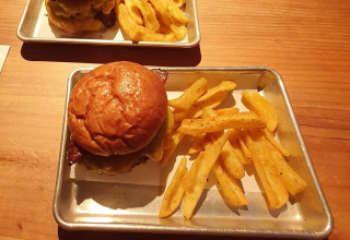 Hundred Burgers (צילום: רשתות חברתיות)