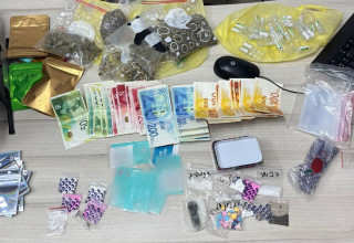 חומרים החשודים כסם שנתפסו בחיפוש ברמת גן (צילום: דוברות המשטרה)