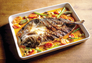 דג לברק ורטטוי ירקות. מסעדת תלם (צילום: אסף קרלה)