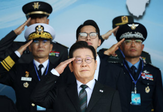 נשיא דרום קוריאה לי ג'ה מיונג בטקס הוקרת הצבא (צילום: רויטרס)