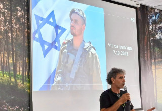 בתמונה זה עזרא נגר אביו של תומר נגר בהרצאה לעובדי חברת מפרולייט (מקבוצת SK) (צילום: יח"צ)