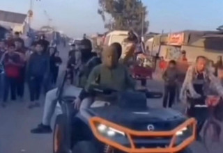 הטרקטורון הגנוב, ומחבלי חמאס בעזה רכובים עליו (צילום: רשתות ערביות)