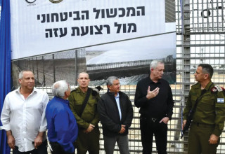 גנץ וכוכבי חונכים את הגדר סביב רצועת עזה  (צילום: אריאל חרמוני, משרד הביטחון)