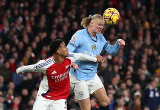 ארלינג הולאנד שחקן מנצ'סטר סיטי מעל גבריאל שחקן ארסנל (צילום: רויטרס)