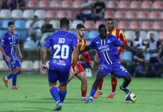 ז'וסלן טאבי שחקן הפועל פתח תקוה מול אורי עזו שחקן מ.ס. אשדוד (צילום: לירון מולדובן)