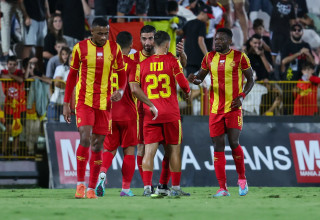 שחקני מ.ס. אשדוד חוגגים עם יוג'ין אנסה (צילום: לירון מולדובן)