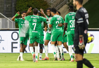 שחקני מכבי חיפה חוגגים (צילום: קובי אליהו)