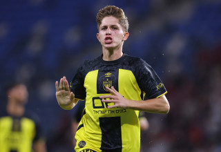 עדי יונה חוגג שער לזכות בית"ר ירושלים (צילום: מאור אלקסלסי)