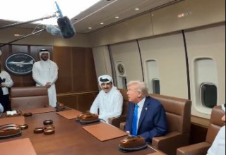 נשיא ארה"ב דונלד טראמפ עם נציגי קטאר במטוס איירפורס 1 (צילום: צילום מסך רשתות חברתיות)