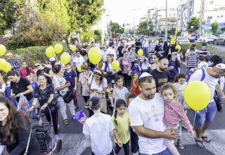 הכנסת ספר תורה בעין גנים (צילום: יהודה רוזנבאום)