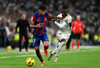 לאמין ימאל שחקן ברצלונה לפני אדוארדו קמאבינגה שחקן ריאל מדריד (צילום: GettyImages, David Ramos)