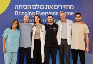 גיא גלבוע דלאלא, אביתר דוד ואיתן מור בשחרורם מבילינסון (צילום: בית החולים בילינסון)