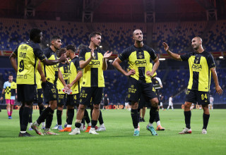 שחקני בית"ר ירושלים מודים לקהל (צילום: מאור אלקסלסי)