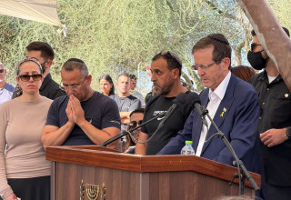 הנשיא הרצוג בהלוויה של יוסי שרעבי  (צילום: דוברות בית הנשיא)