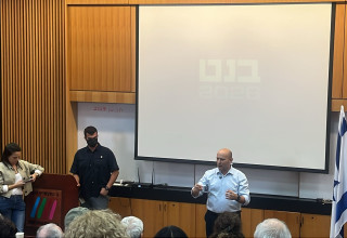 נפתלי בנט בפגישה עם תושבי עומר כחלק מקמפיין הבחירות (צילום: פלד ארבלי)