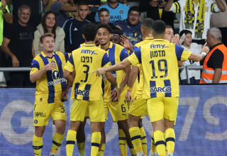 שחקני מכבי תל אביב חוגגים (צילום: דני מרון)