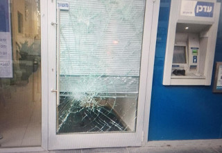 נזק לסניף בנק ברמת גן (צילום: דוברות המשטרה)