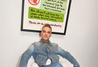 רובי וילאמס והכורסא שעיצב לחברת MOOOI (צילום: יח"צ)