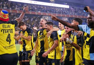 שחקני בית"ר ירושלים חוגגים זכייה בגביע הטוטו (צילום: מאור אלקסלסי)