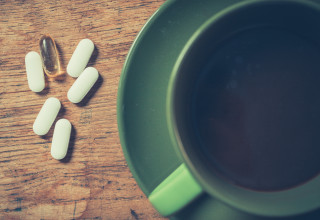 קפה וכדורים אילוסטרציה (צילום: אינגאימג')