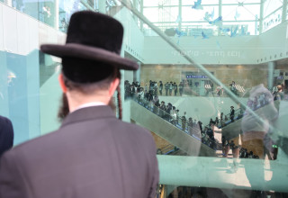 חרדים ברכבת יצחק נבון בירושלים (צילום: מרק ישראל סלם)