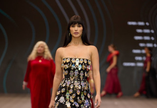 שיר אלמליח עם דגם של המעצב ירדן מרציאנו (צילום: עומרי רוזנגרט)