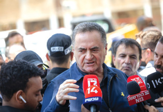 ישראל כ"ץ בזירת הנפילה בחולון 2025 (צילום: חיים גולדברג פלאש 90)