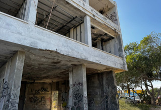 "מלון סמדר" הנטוש באשקלון (צילום: דן עזרא)