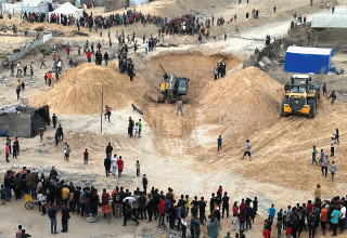 דחפורים של חמאס בחיפוש אחר גופות של חטופים בחאן יונס (צילום: רויטרס)