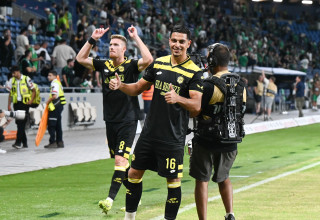 שחקני מכבי נתניה חוגגים עם מתאוס דאבו (צילום: ברני ארדוב)