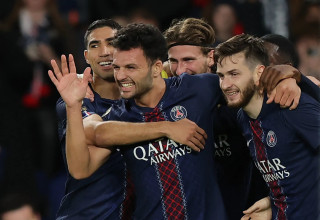 שחקני פריז סן ז'רמן חוגגים עם גונסאלו ראמוס (צילום: רויטרס)