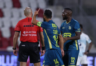 עבדאללה ג'אבר, מכבי בני ריינה, זועם על גל לייבוביץ', שופט כדורגל (צילום: מאור אלקסלסי)