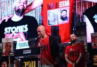 יאיר הורן בכיכר החטופים (צילום: ליאור רוטשטיין)