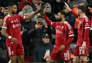 מוחמד סלאח חוגג עם שחקני ליברפול (צילום: GettyImages)