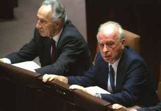 יצחק רבין לצד שמעון פרס (צילום: אבי אוחיון לע"מ)