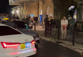 דקירה בתחנת רכבת בבריטניה (צילום: רויטרס)