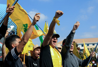 תומכי חיזבאללה (צילום: REUTERS/Mohamed Azakir)