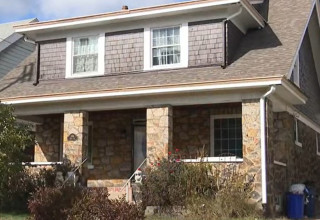 הבית בו אותרה הנערה (צילום: CBS NEWS)