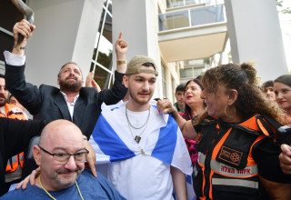 בר קופרשטיין חוזר הביתה (צילום: אבשלום ששוני)