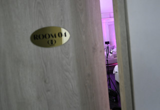 מנורת רינג לייט לטלפון בחדר במתקן בבוגוטה (צילום:  PABLO VERA/AFP via Getty Images)