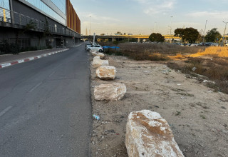 סלעים חוסמים חניה באשדוד (צילום: דן עזרא)
