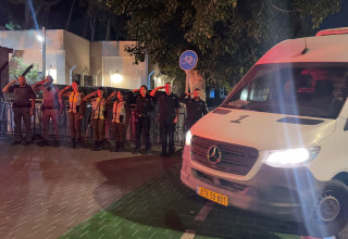 שלושת ארונות מגיעים למכון לרפואה משפטית 02.11.2025 (צילום: דוברות המשטרה)