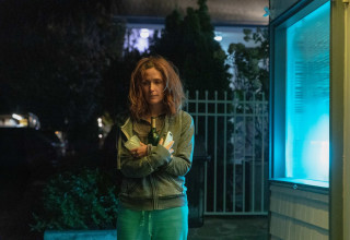 "אם היו לי רגליים הייתי בועטת בך" (צילום: Logan White. Courtesy of A24 )