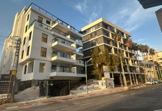 משקיעים נוהרים. בניין חדש בבת גלים (צילום: בתיה גלעדי)