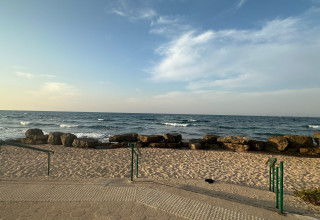 חוף הים בשכונת בת גלים (צילום: בתיה גלעדי)